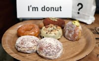 ドーナツ店「I’m donut?」には、店舗限定のドーナツを含め、数十種類が並ぶ（福岡市中央区）