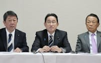 自民党役員会に臨む（左から）茂木幹事長、岸田首相、麻生副総裁（19日、党本部）＝共同