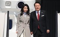 3月の日本訪問で羽田空港に到着した韓国の尹錫悦大統領㊨と金建希大統領夫人