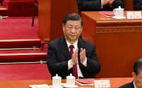 2023年全人代で拍手する中国の習近平（シー・ジンピン）国家主席（3月、北京）＝ロイター