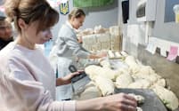 ウクライナのボランティア組織「ペケリナ・キッチン」はパンなど料理をつくり、兵士らに提供する（12月）＝ワジム・ペトラシュク撮影