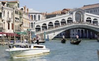 ボートやゴンドラが行き来するイタリア・ベネチアの運河（2023年9月）＝共同