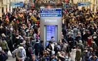 ユーロスターが発着するロンドンのセントパンクラス駅は、立ち往生する旅行者らで混雑した（12月30日）＝ロイター