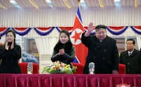 新年の行事に参加する北朝鮮の金正恩総書記（右）＝朝鮮中央通信・ロイター