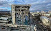 ロシアのミサイル攻撃で激しく損壊したホテル（2023年12月31日、ウクライナ・ハリコフ）＝ロイター