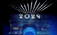 １日、オリンピック・パラリンピックイヤーの幕開けに際して"2024" が投映されたフランス・パリの凱旋門＝ロイター
