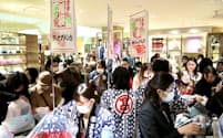 高島屋日本橋店の初売りは多くの客でにぎわった（2日午前、東京都中央区）
