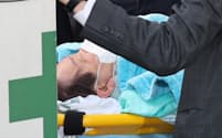 ソウル大学病院に搬送される韓国の最大野党「共に民主党」の李在明（イ・ジェミョン）代表（２日）＝ロイター