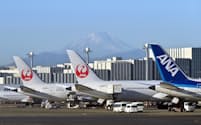 羽田空港には多くの飛行機が発着する（23年12月）