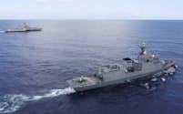 演習中のフィリピン軍艦（手前）と米軍艦（2023年11月）＝フィリピン軍提供・ＡＰ
