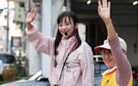 手を振って支持を訴える民進党の黄捷候補（左）（台湾・高雄）＝沢井慎也撮影