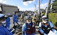 甚大な被害が出た石川県珠洲市宝立町で、倒壊した家屋を調べて回る消防隊員ら（4日午前11時47分）＝共同