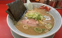 「ラーメン山岡家」は豚骨ベースのスープが特徴だ