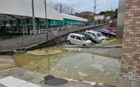 新潟西郵便局の駐車場では液状化で泥水が噴出した（2日、新潟市西区寺尾）
