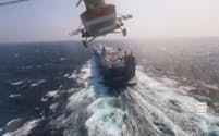 紅海で日本郵船が運航する自動車運搬船を襲撃するフーシ派（フーシが公開した映像）＝ロイター