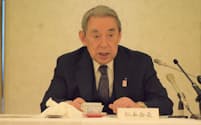年頭記者会見に臨む関西経済連合会の松本正義会長（5日、大阪市）