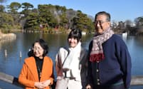 自宅近くの公園で散歩を楽しむホストファミリーの草山さん夫妻と留学生（5日、東京都大田区）