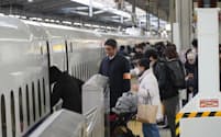 Uターンのピークを迎えたJR名古屋駅。全席指定席化に対応して乗客を案内する職員の姿もあった（3日）