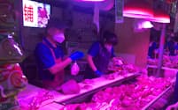 豚肉の値下がりも物価を押し下げた（北京市内の食品市場にある豚肉売り場）