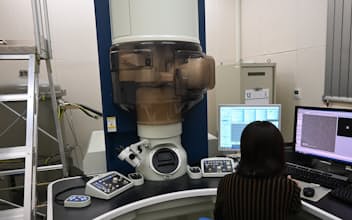 九州大学水素エネルギー国際研究センターには原子レベルの電子顕微鏡など、水素研究に特化した設備がそろう（福岡市西区）