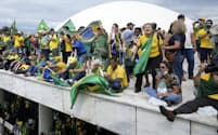 議会を不法占拠したボルソナロ前大統領の支持者（2023年1月8日、ブラジリア）＝AP