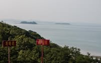 韓国西部の延坪島（手前）から眺める北朝鮮側の海域（2015年）