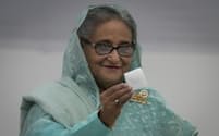 ７日、バングラデシュ総選挙で投票するハシナ首相（ダッカ）＝ＡＰ