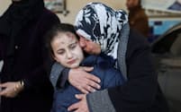 イスラエル軍の攻撃で家族を失ったパレスチナ人の少女（6日、ガザ南部ハンユニス）＝ロイター