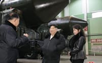 軍需工場を視察する金正恩氏＝朝鮮中央通信・共同
