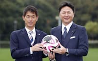 サッカー女子日本代表の池田太監督（左）とU―23日本代表の大岩剛監督。来るパリ五輪最終予選、その先の本番へと着々とチームづくりを進めている＝共同