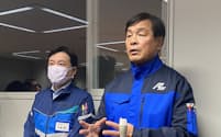 北陸新幹線が３月１６日に延伸できるか問われ「当然だ」と答える馳知事（８日夕、石川県庁）
