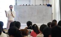 中国の「整理師」の第一人者、韓芸恩さんの授業を100人以上が聴講した（５日、中国上海市）