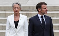 ボルヌ仏首相㊧は８日、マクロン大統領に辞表を提出した（写真はパリ近郊、2023年６月）＝ＡＰ