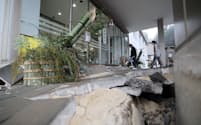 地震で地割れが起きた石川県穴水町役場（6日）