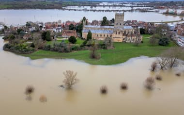 洪水に見舞われた英国南部のテュークスベリ修道院周辺（1月8日）=ロイター