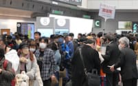 航空機の事故から一夜明けた羽田空港の出発ロビーで、日本航空のカウンターに並ぶ人たち（3日)
