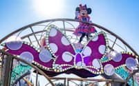 東京ディズニーランドで報道公開されたパレード「ミニー＠ファンダーランド」で来場者に手を振るミニーマウス（9日、千葉県浦安市）