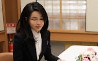 韓国の尹大統領の金建希（キム・ゴンヒ）夫人は愛犬家として知られる（２３年３月）＝韓国大統領府提供