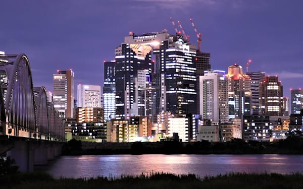 淀川の河川敷から見る大阪・梅田のビル街