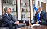 9日、ネタニヤフ首相㊨と会談するブリンケン米国務長官（テルアビブ）＝イスラエル首相府提供