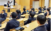 ベアジャパンの男子校への啓発活動の様子（23年3月）