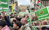 パレスチナの旗を振りガザへの連帯と反イスラエルを叫ぶヨルダン市民（5日、アンマン）