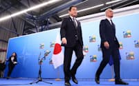 2023年７月のリトアニアでのＮＡＴＯ首脳会議で岸田首相㊧とストルテンベルグ事務総長が連携強化を確認した＝ロイター