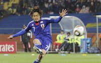 2010年サッカーW杯南アフリカ大会のデンマーク戦、FKで直接ゴールを決める日本代表の遠藤＝共同