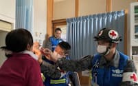 自衛隊は医師や看護師を派遣して治療などにあたる（9日、石川県珠洲市）＝防衛省提供