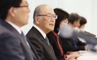記者会見する「人口戦略会議」議長の三村明夫氏(手前から2人目)=9日午後、東京都千代田区