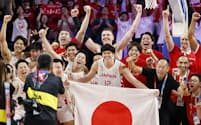 バスケットボール男子ワールドカップ（Ｗ杯）順位決定リーグでカボベルデを破り、パリ五輪出場権を獲得した日本代表＝共同
