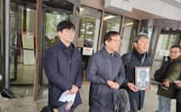 韓国の最高裁前で記者会見する元徴用工訴訟の原告側関係者（11日、ソウル）