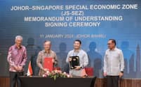 調印式にはシンガポールとマレーシアの首相も出席した（11日、ジョホール州）