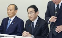 自民党「政治刷新本部」の初会合に出席した岸田首相。左は菅前首相（11日午前、党本部）